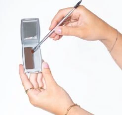 Herome Eye Care Wenkbrauw Poeder Zwart - Compact Brow Powder Nearly Black - Waterproof Verrijkt Met Panthenol - Volumineuze Wenkbrauwen In Een Handomdraai -Mode-Cosmetica Winkel 1200x1128 5