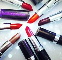 Rimmel London Moisture Renew Lipstick - Pink Fame - Lilac-Violet -Mode-Cosmetica Winkel 1200x1168