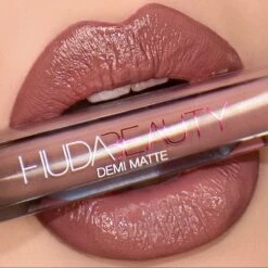 Huda Beauty Demi Matte Cream Lipstick - Révolutionnaire 14 Huda Beauty Demi Matte Cream Lipstick - Révolutionnaire -Mode-Cosmetica Winkel 1200x1200 367
