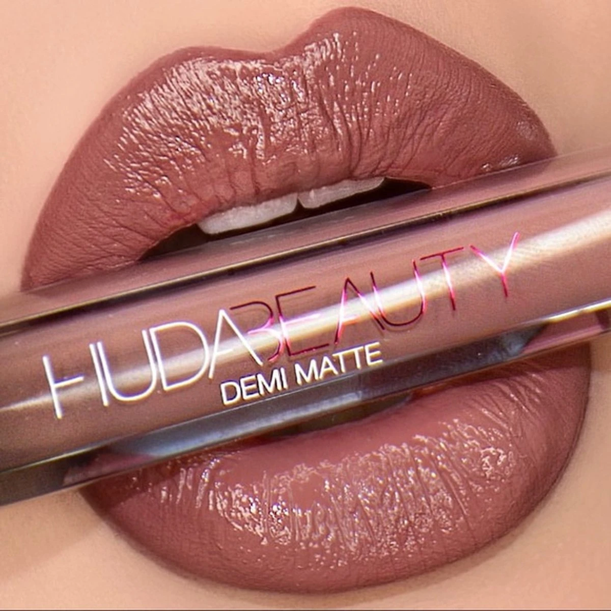 Huda Beauty Demi Matte Cream Lipstick - Révolutionnaire 8 Huda Beauty Demi Matte Cream Lipstick - Révolutionnaire - Afbeelding 6