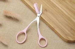 Without Lemons | Wenkbrauwschaar | Wenkbrauw Trimmer | Browshaper | BeautyTool | Gezichts Schaar | Dames| Ontharing | Design | Roze -Mode-Cosmetica Winkel 1200x782 1