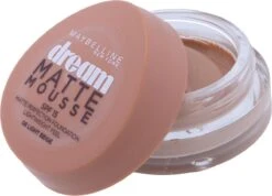 Maybelline Dream Matte Mousse Foundation - 08 Light Beige 11 Maybelline Dream Matte Mousse Foundation - 08 Light Beige -Mode-Cosmetica Winkel 1200x863