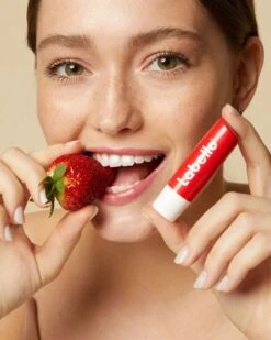 Labello Lippenbalsem Fruity Shine Strawberry Blister (5.5ml) 8 Labello Lippenbalsem Fruity Shine Strawberry Blister (5.5ml) -Mode-Cosmetica Winkel 960x1200 16